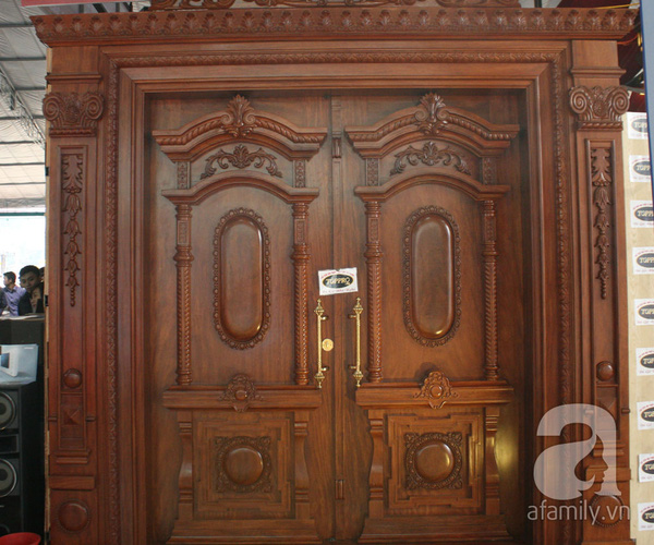Hình ảnh: Mẫu cửa gỗ với tạo hình vô cùng ấn tượng thể hiện sự sang trọng biệt thự Pháp