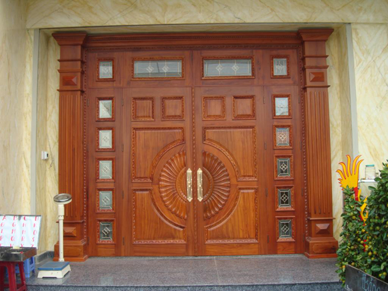 Hình ảnh: Mẫu cửa gỗ 4 cánh lệch với kích thước rộng phù hợp với biệt thự Pháp có diện tích lớn