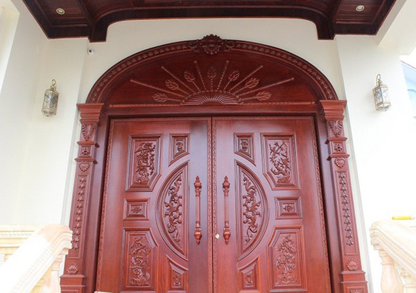Hình ảnh: Mẫu cửa gỗ 2 cánh lớn sử dụng cho công trình biệt thự kiểu Pháp